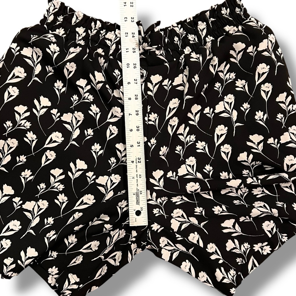 Simply Vera Vera Wang Womens Shorts Sz S Lined Black White Flowers Pockets A-6 - Picture 8 of 8
